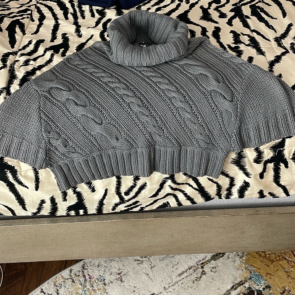 Theory turtle neck crop short sleeve sweater, size S/p